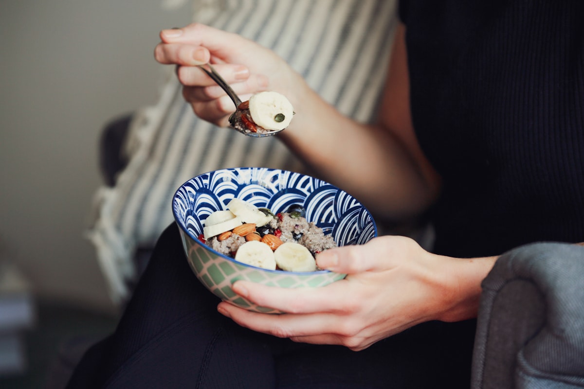 Mujer embarazada con alimentos saludables